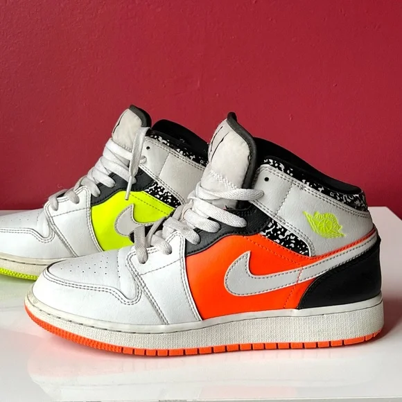 Jordan 1 Mid Notebook - Picture 7 of 9